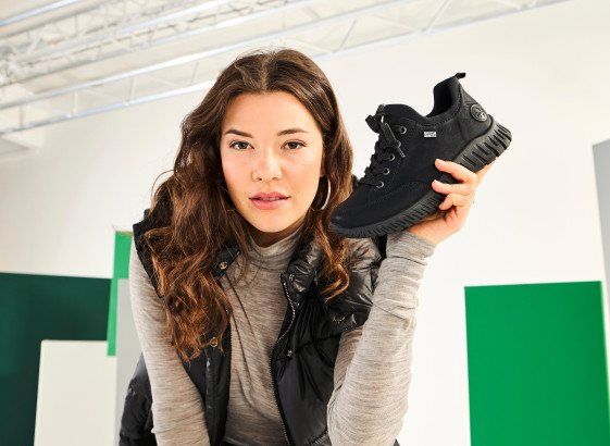 detail dámské vycházkové polobotky Rieker M5352-00 Černá